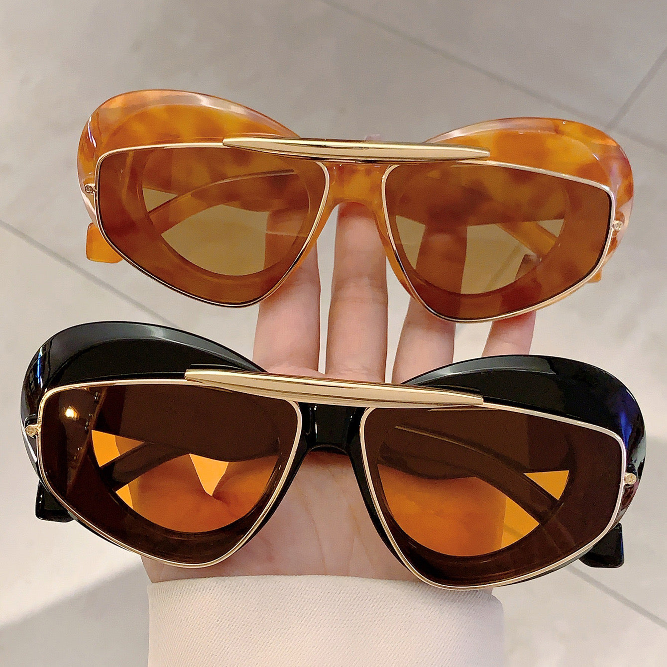 Bold round frame sunglasses with gold bar+ thick arms