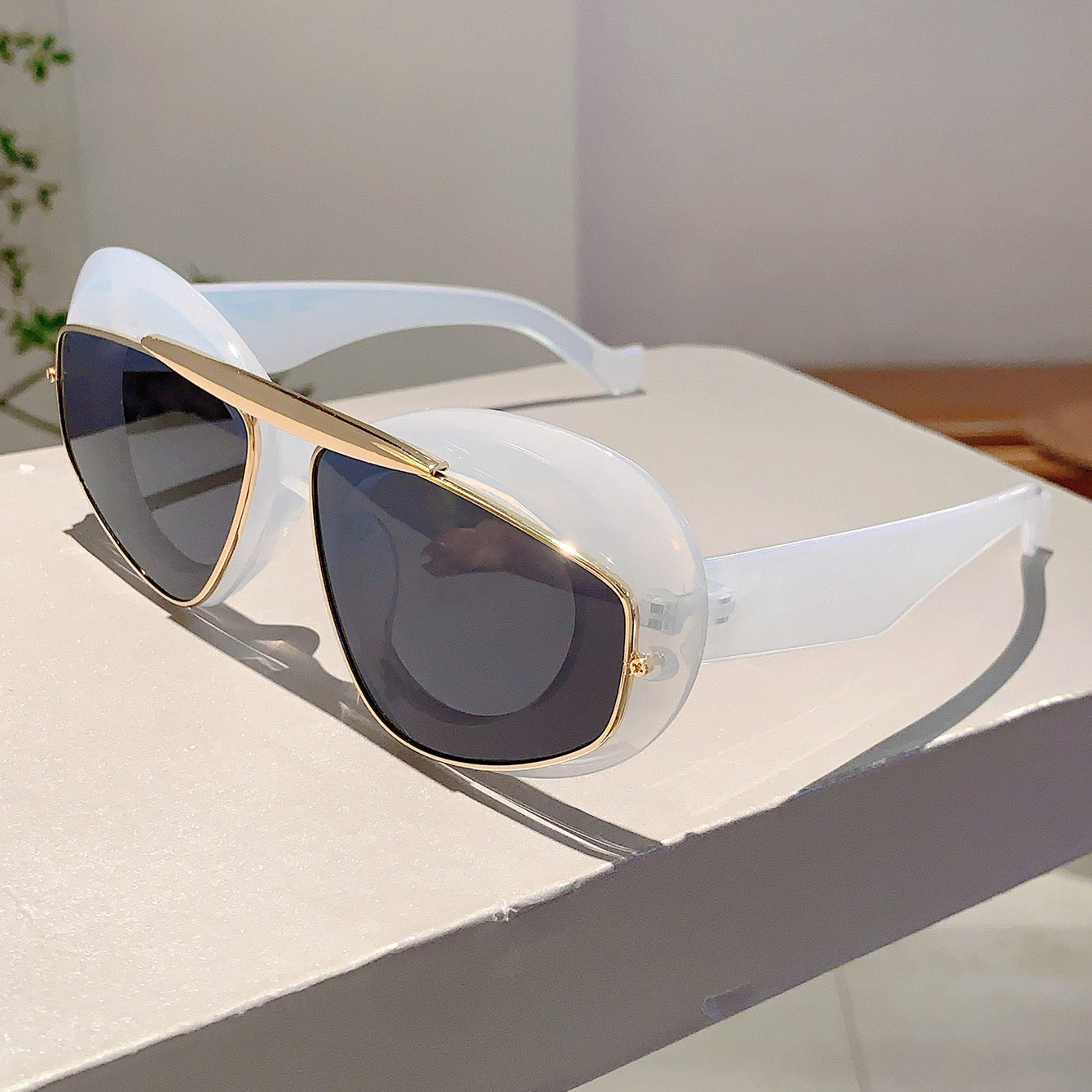 Bold round frame sunglasses with gold bar+ thick arms
