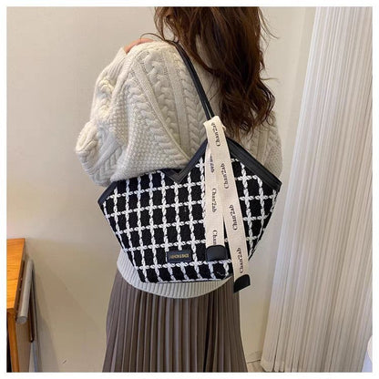 Grid muse tote